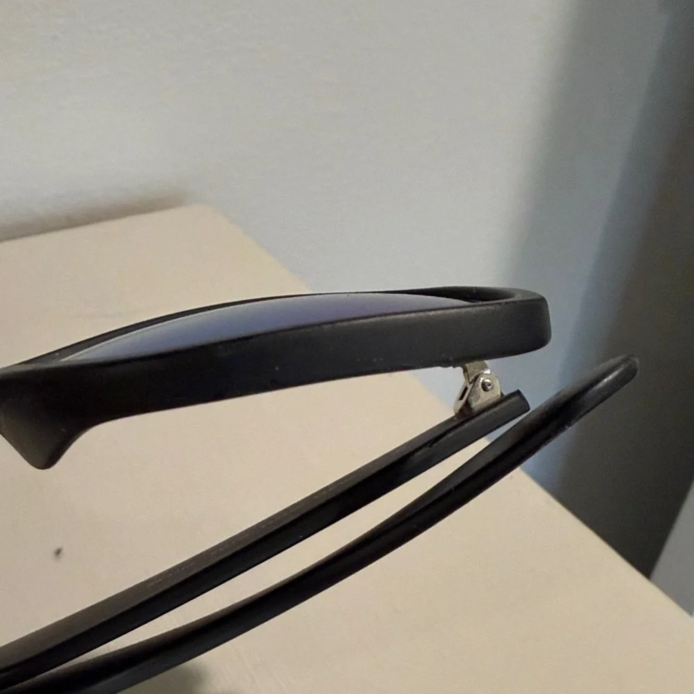 Ray BanSunglasses with Blue Mirrored Lenses - Picture 4 of 9
